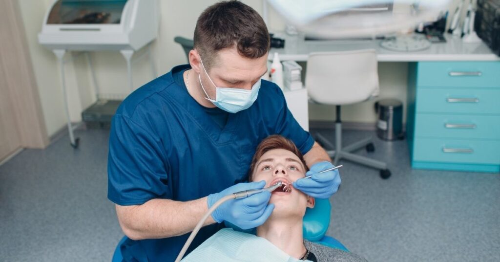 procedimiento de implante dental paciente y dentista