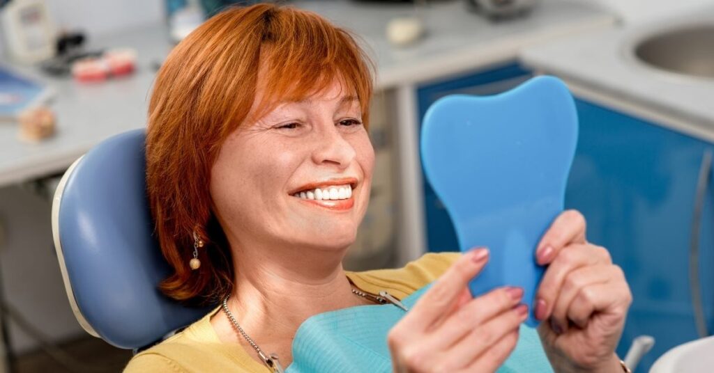 sonrisa del paciente con implante dental