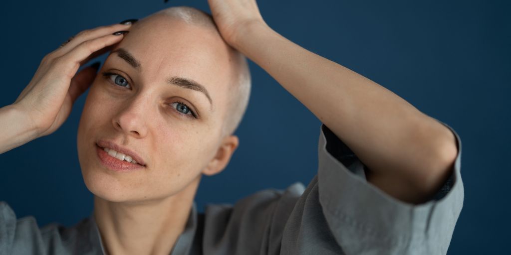 toccare la testa dopo il trapianto di capelli